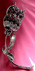 a beautiful vintage costume jewelry Brooch unsigned