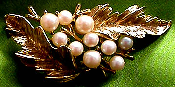 a beautiful vintage costume jewelry brooch unsigned
