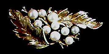 a beautiful vintage costume jewelry brooch unsigned