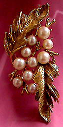 a beautiful vintage costume jewelry Brooch unsigned