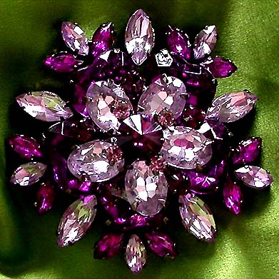 a beautiful vintage costume jewelry brooch unsigned