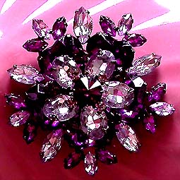 a beautiful vintage costume jewelry Brooch unsigned