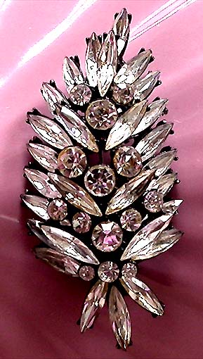 a beautiful vintage costume jewelry brooch unsigned
