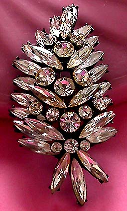 a beautiful vintage costume jewelry brooch unsigned