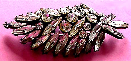 a beautiful vintage costume jewelry brooch unsigned