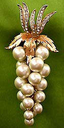 a beautiful vintage costume jewelry Brooch unsigned