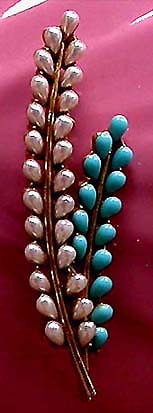 a beautiful vintage costume jewelry brooch unsigned