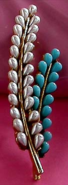 a beautiful vintage costume jewelry brooch unsigned