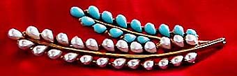 a beautiful vintage costume jewelry brooch unsigned
