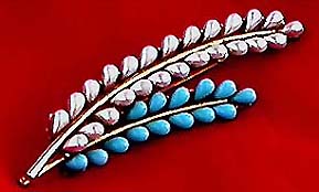 a beautiful vintage costume jewelry brooch unsigned