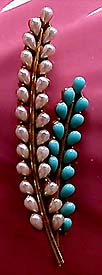 a beautiful vintage costume jewelry Brooch unsigned