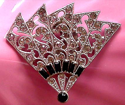 a beautiful vintage costume jewelry brooch unsigned