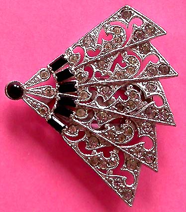 a beautiful vintage costume jewelry brooch unsigned