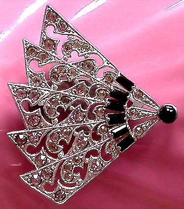 a beautiful vintage costume jewelry brooch unsigned