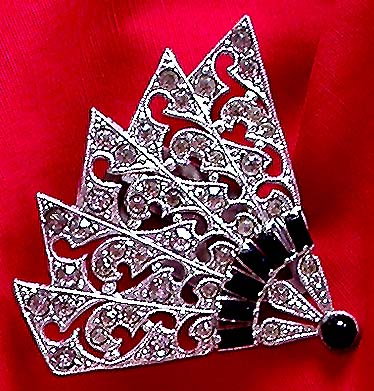 a beautiful vintage costume jewelry brooch unsigned