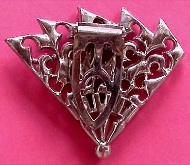a beautiful vintage costume jewelry brooch unsigned