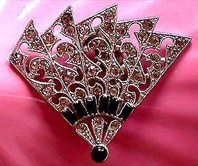 a beautiful vintage costume jewelry Brooch unsigned