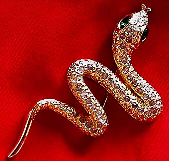 a beautiful vintage costume jewelry brooch unsigned