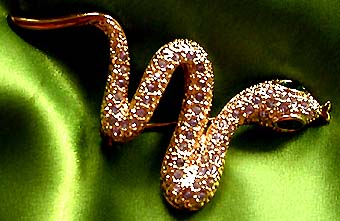 a beautiful vintage costume jewelry brooch unsigned