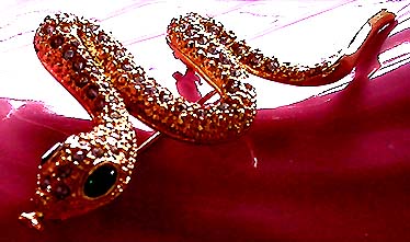 a beautiful vintage costume jewelry brooch unsigned