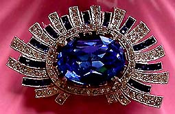 a beautiful vintage costume jewelry Brooch unsigned
