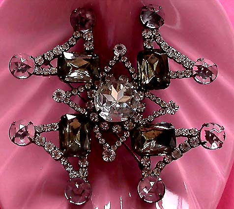 a beautiful vintage costume jewelry brooch unsigned