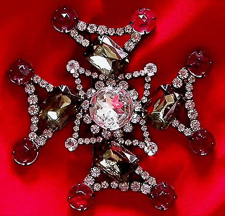 a beautiful vintage costume jewelry brooch unsigned