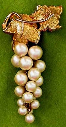 a beautiful vintage costume jewelry brooch unsigned