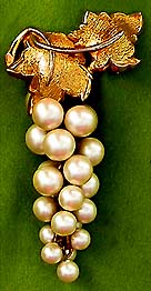 a beautiful vintage costume jewelry Brooch unsigned