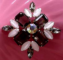 a beautiful vintage costume jewelry Brooch unsigned