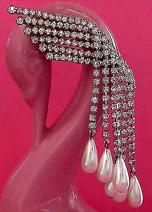 a beautiful vintage costume jewelry brooch unsigned