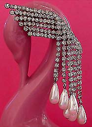 a beautiful vintage costume jewelry Brooch unsigned