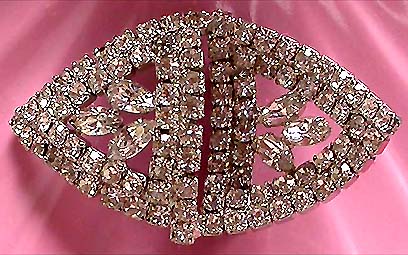 a beautiful vintage costume jewelry brooch unsigned