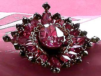 a beautiful vintage costume jewelry brooch unsigned