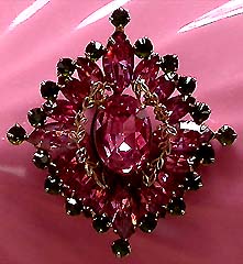 a beautiful vintage costume jewelry Brooch unsigned