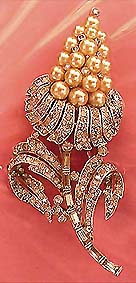 a beautiful vintage costume jewelry Brooch unsigned