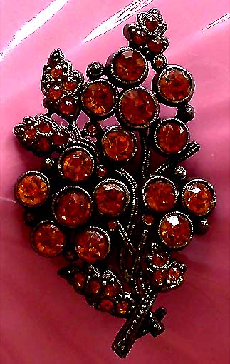 a beautiful vintage costume jewelry brooch unsigned