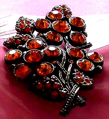 a beautiful vintage costume jewelry brooch unsigned