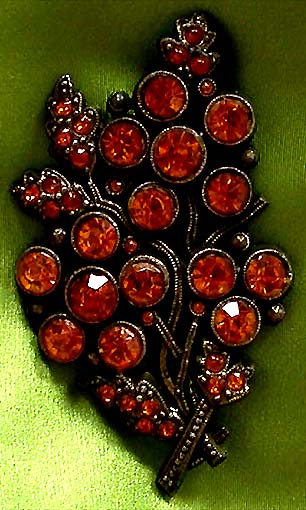 a beautiful vintage costume jewelry brooch unsigned
