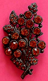 a beautiful vintage costume jewelry Brooch unsigned