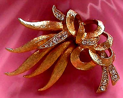 a beautiful vintage costume jewelry brooch unsigned