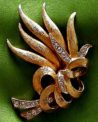 a beautiful vintage costume jewelry brooch unsigned