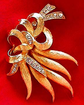 a beautiful vintage costume jewelry brooch unsigned
