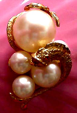 a beautiful vintage costume jewelry brooch unsigned