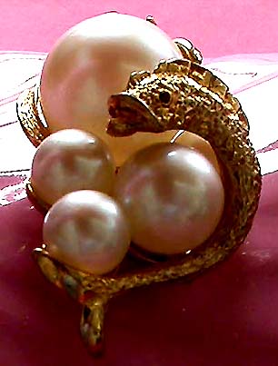 a beautiful vintage costume jewelry brooch unsigned