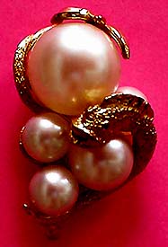 a beautiful vintage costume jewelry Brooch unsigned