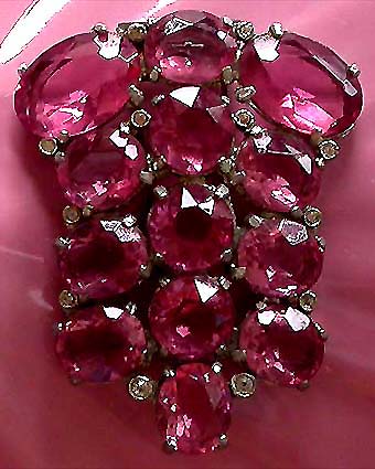 a beautiful vintage costume jewelry brooch unsigned