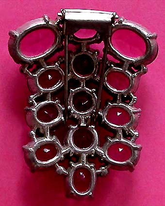 a beautiful vintage costume jewelry brooch unsigned