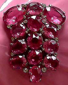 a beautiful vintage costume jewelry Brooch unsigned