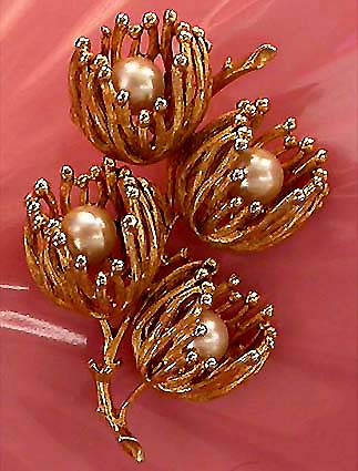 a beautiful vintage costume jewelry brooch unsigned